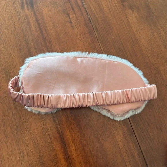 Light pink faux fur eye mask with beads inside - Picture 4 of 6